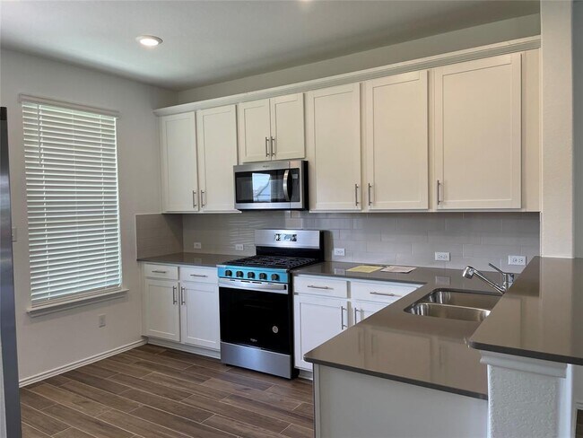 Building Photo - 252 Redonda Dr