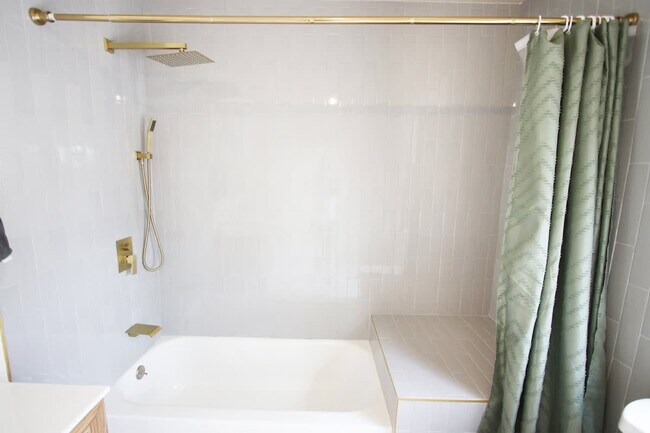 Building Photo - 102 W Emma St