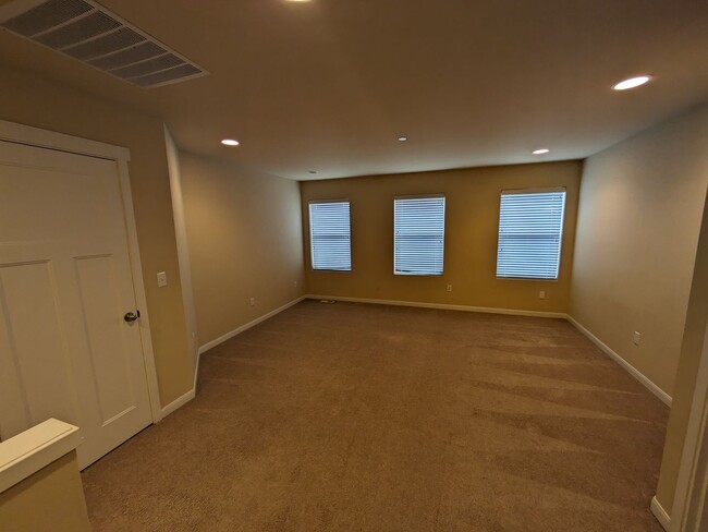 Building Photo - 1077 Hiton Cir