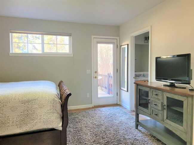 Building Photo - Charming Home, Bend`s West-side, Detached Garage and Bonus Space. Great Location.  Flexible Lease...