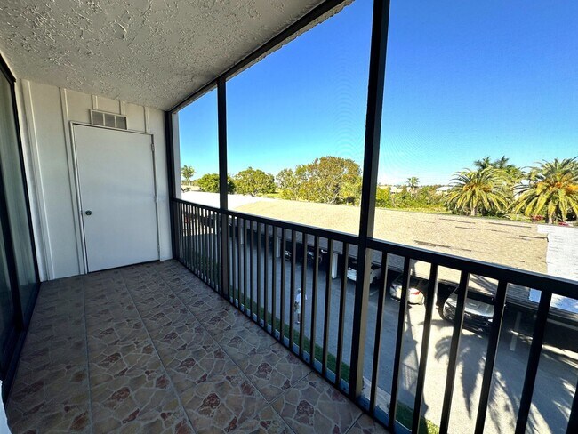 Building Photo - STUNNING SEASONAL 2/2 CORNER CONDO WITH OV...