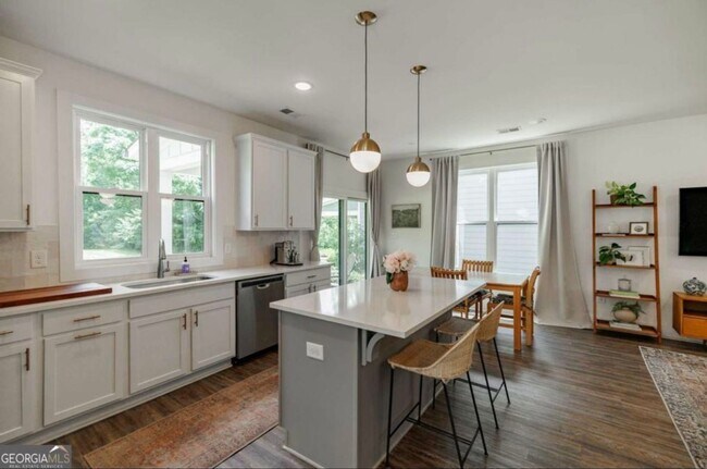 Building Photo - Modern Three Bedroom North Athens