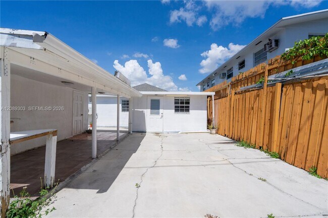 Building Photo - 27 SW 55th Avenue Rd