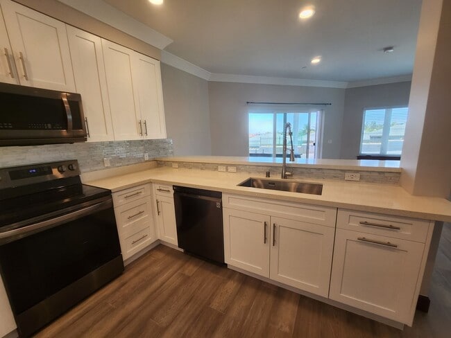 Building Photo - Luxury 3/2 Grated Community in South Kihei.