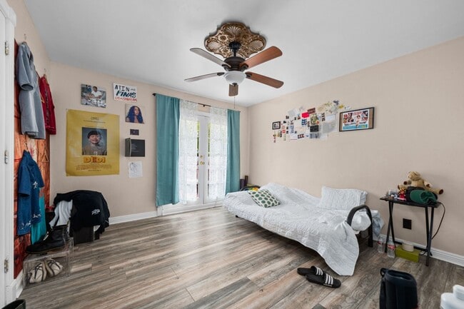 Building Photo - Spacious bedrooms!