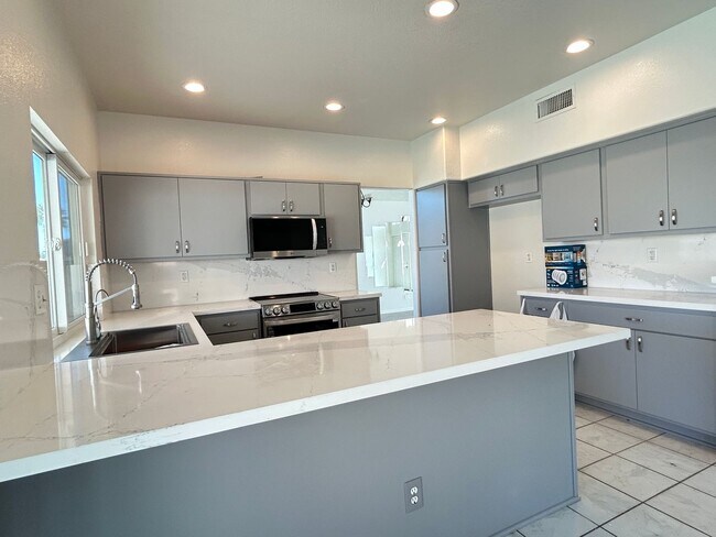 Building Photo - MUST SEE HOME IN AVONDALE WITH POOL!