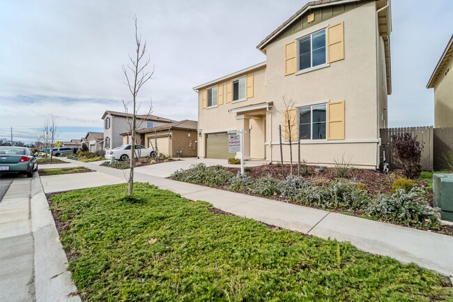 Building Photo - BEAUTIFUL 5BR 3BATH