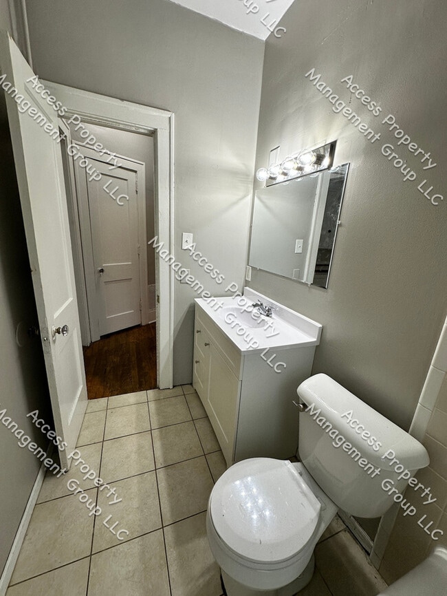 Building Photo - Large Upper 2 Bedroom SE Side Unit