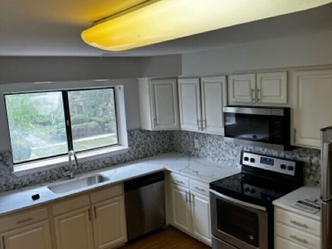 Building Photo - 3 Bedroom Condo in Southfield