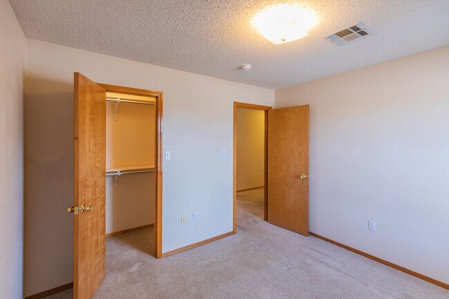 Building Photo - 3 Bedroom 2 Bath Home