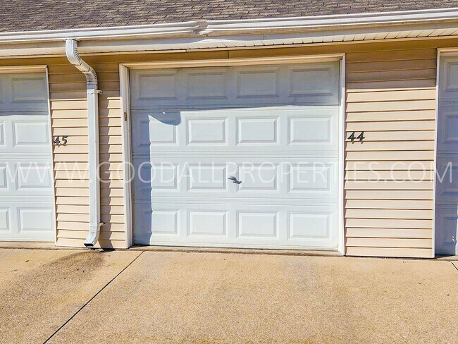 Building Photo - 3 bedroom 2 bath condo in Waukee in convie...