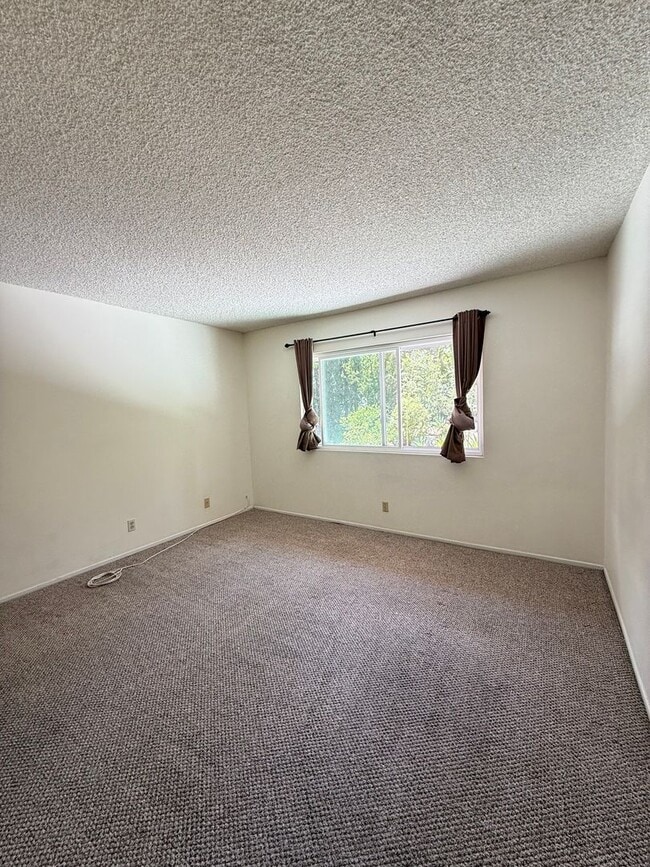 Building Photo - BEAUTIFUL 4 BEDROOM 3 BATH HOME