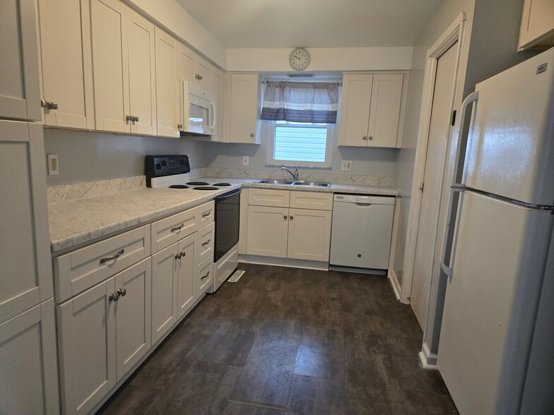 Kitchen - 8221 Pelham Dr