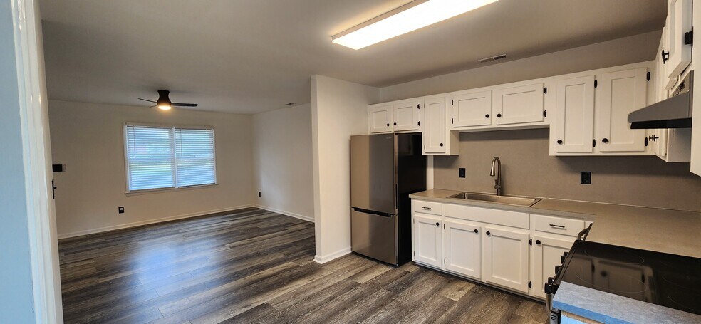 Building Photo - 2110 Twin Ave