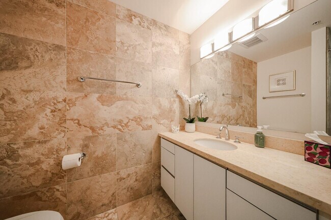 Building Photo - 7121 E Rancho Vista Dr