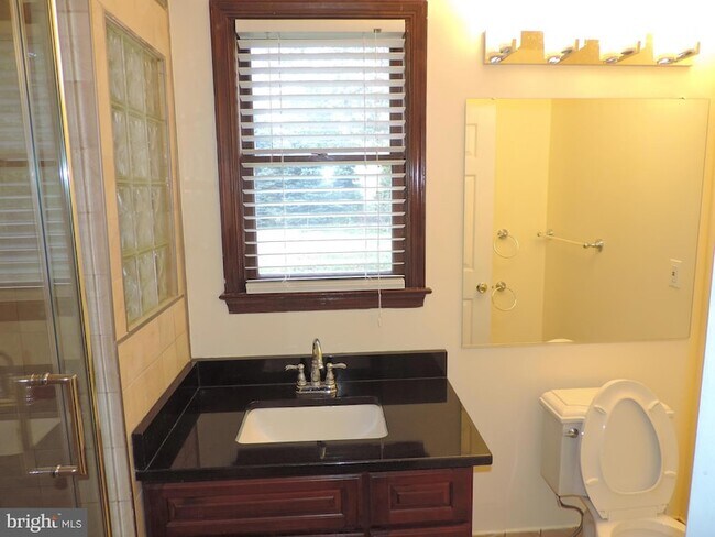 Building Photo - 27 Stuyvesant Dr