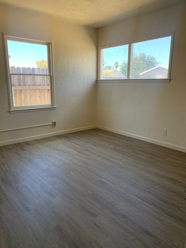 Building Photo - 2 Br 1 Ba Available Now