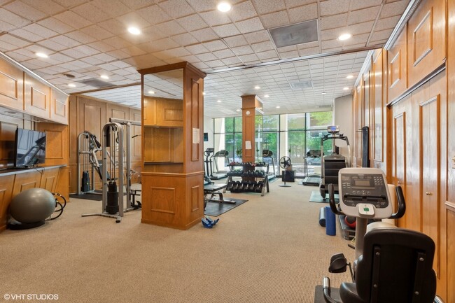 Building Photo - 1540 N La Salle Dr