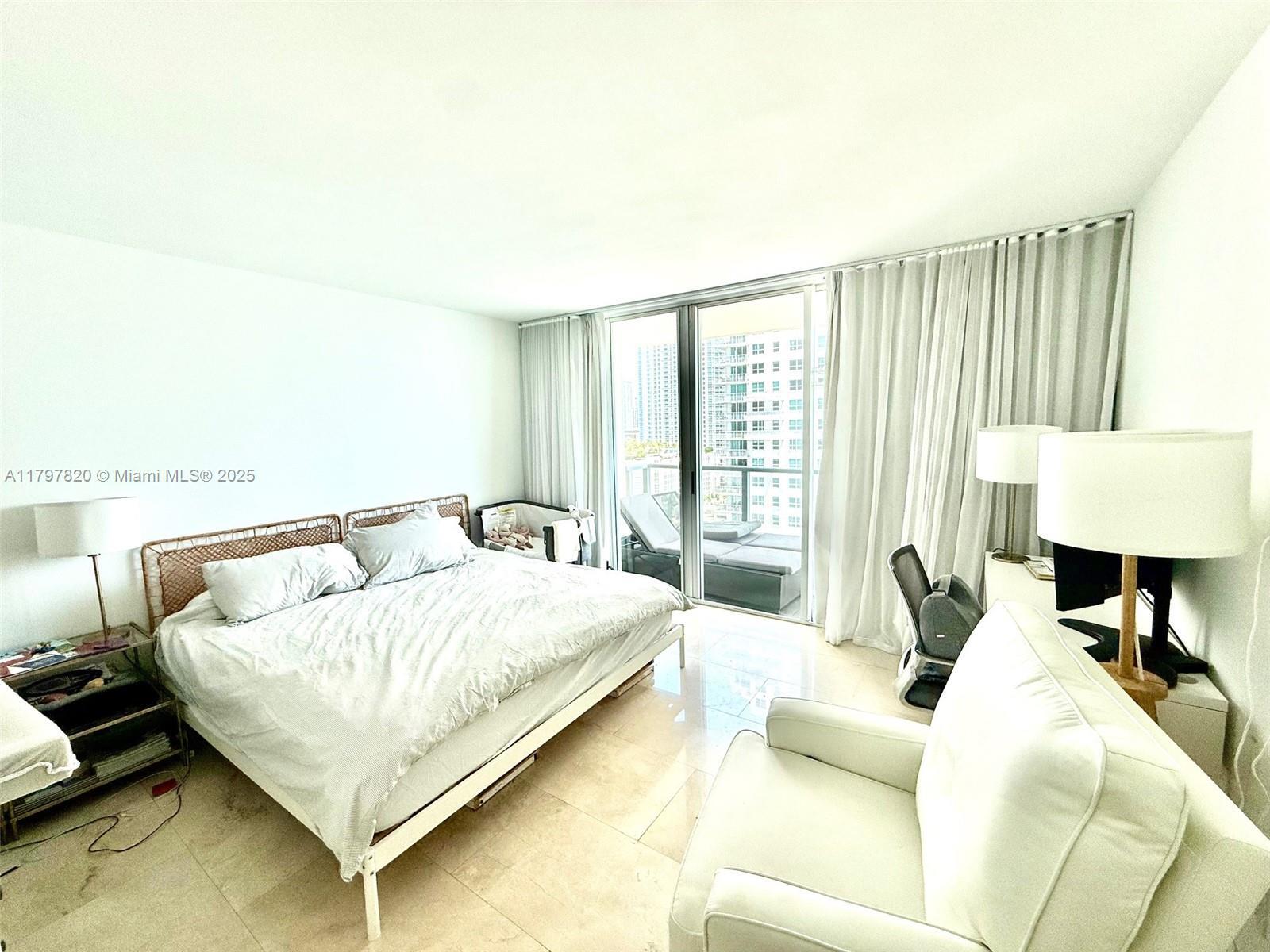 Building Photo - 1155 Brickell Bay Dr