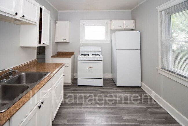 Building Photo - Newly Renovated 2 Bedroom Down Unit in Cle...