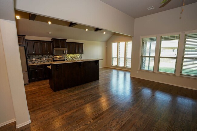 Building Photo - 3 Bed | 2 Bath in New Tulsa!