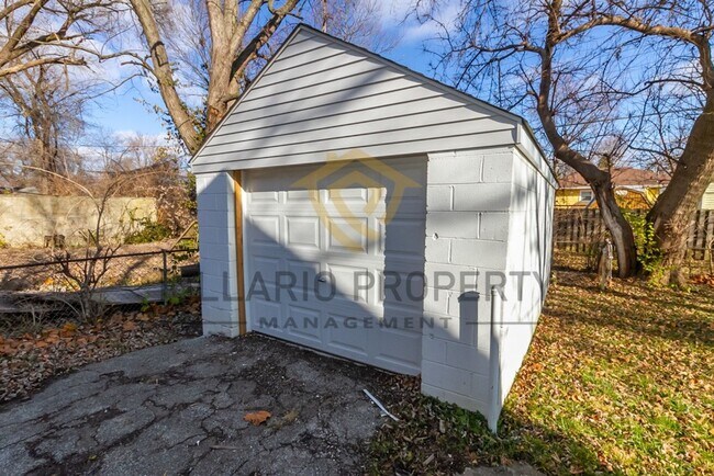 Building Photo - 3 Bed/1 Bath Bungalow near Wes Montgomery ...