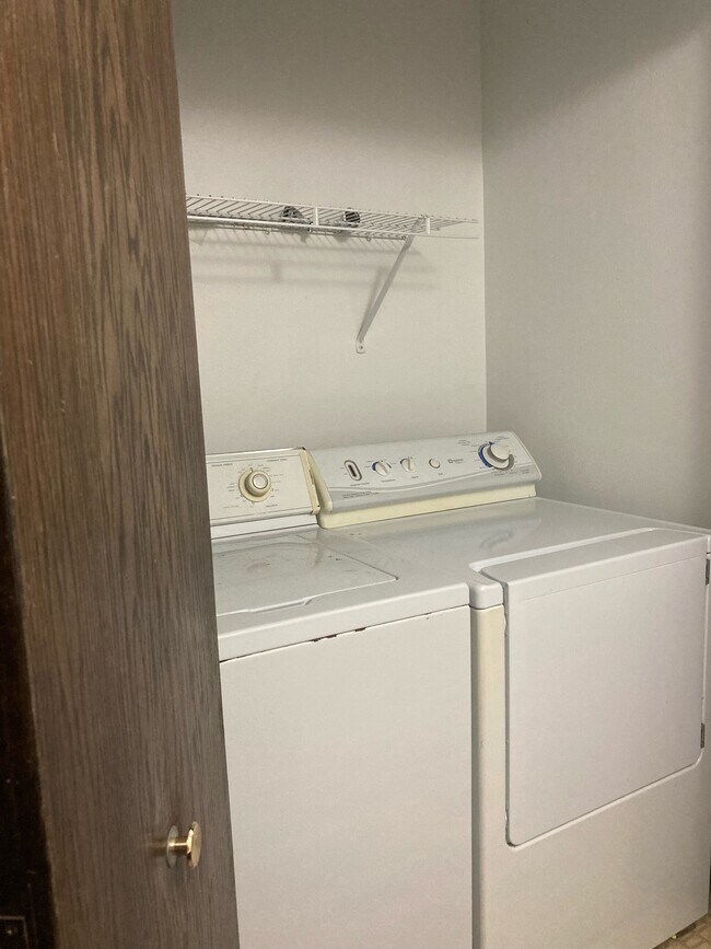 Building Photo - 323 Allan Ave