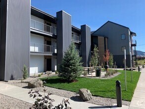 Building Photo - 2 Bedrooms 2 Bathrooms - Corner Unit- Grou...