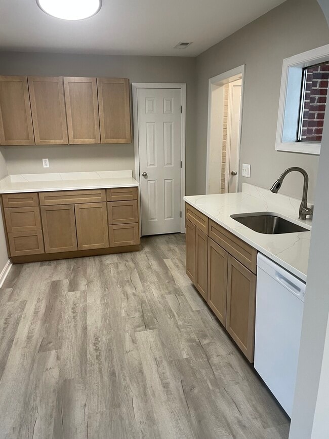 Building Photo - 213 Poplar Ave