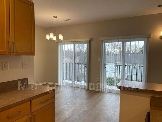 Building Photo - 2735 E Maple Rd