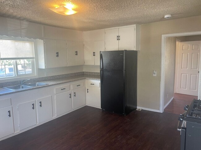 Building Photo - Wonderful Stand Alone Home