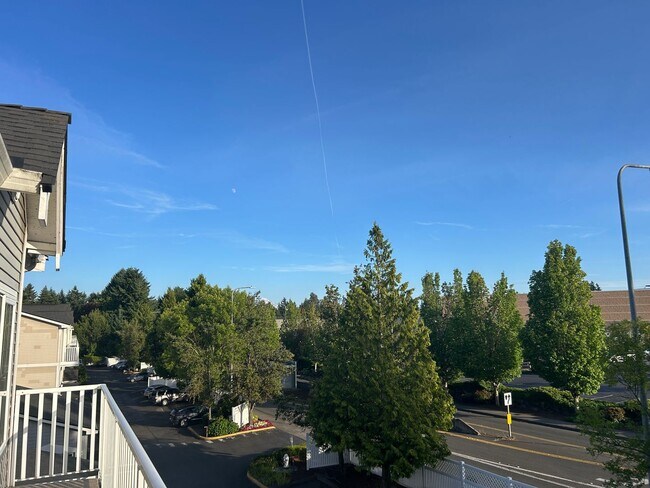 Building Photo - 3 Bed, 2 bath 3rd floor Condo w/garage in ...