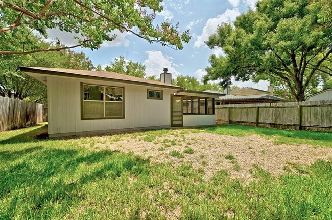 Building Photo - 10612 Watchful Fox Dr