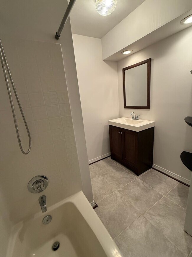 Building Photo - Move In Ready Condo