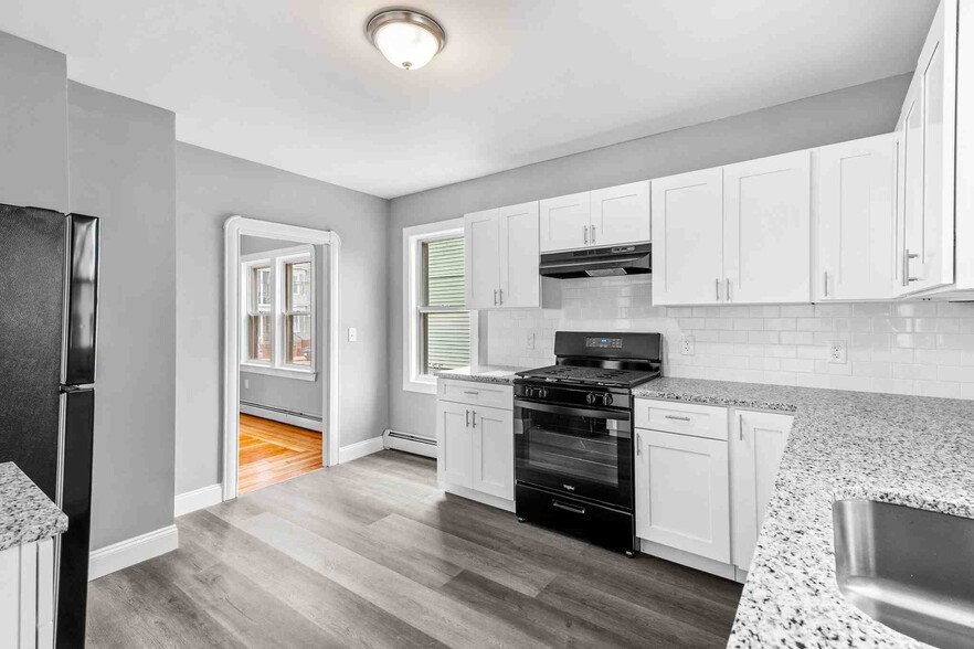 Building Photo - 100 Weetamoe St