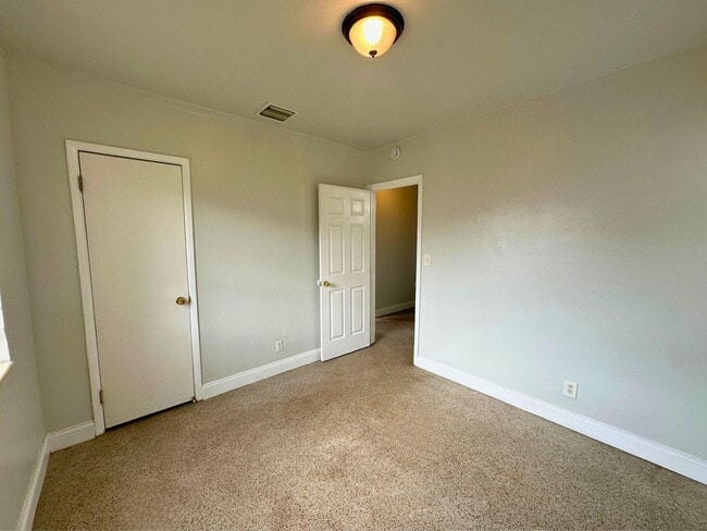 Building Photo - 1206 NW 17th Ave