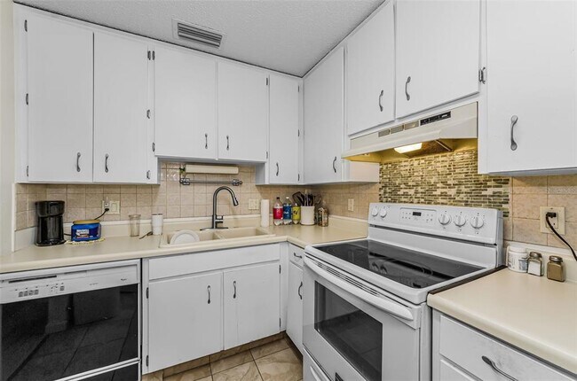 Building Photo - 2700 Bayshore Blvd