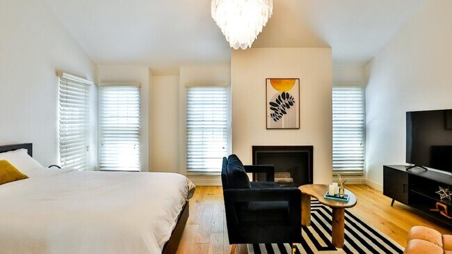 Building Photo - Downtown HB Furnished One-Month to Mid-Term Rental