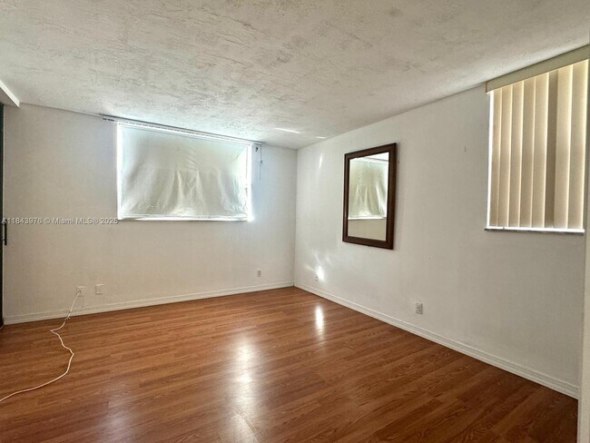 Building Photo - 2841 Somerset Dr