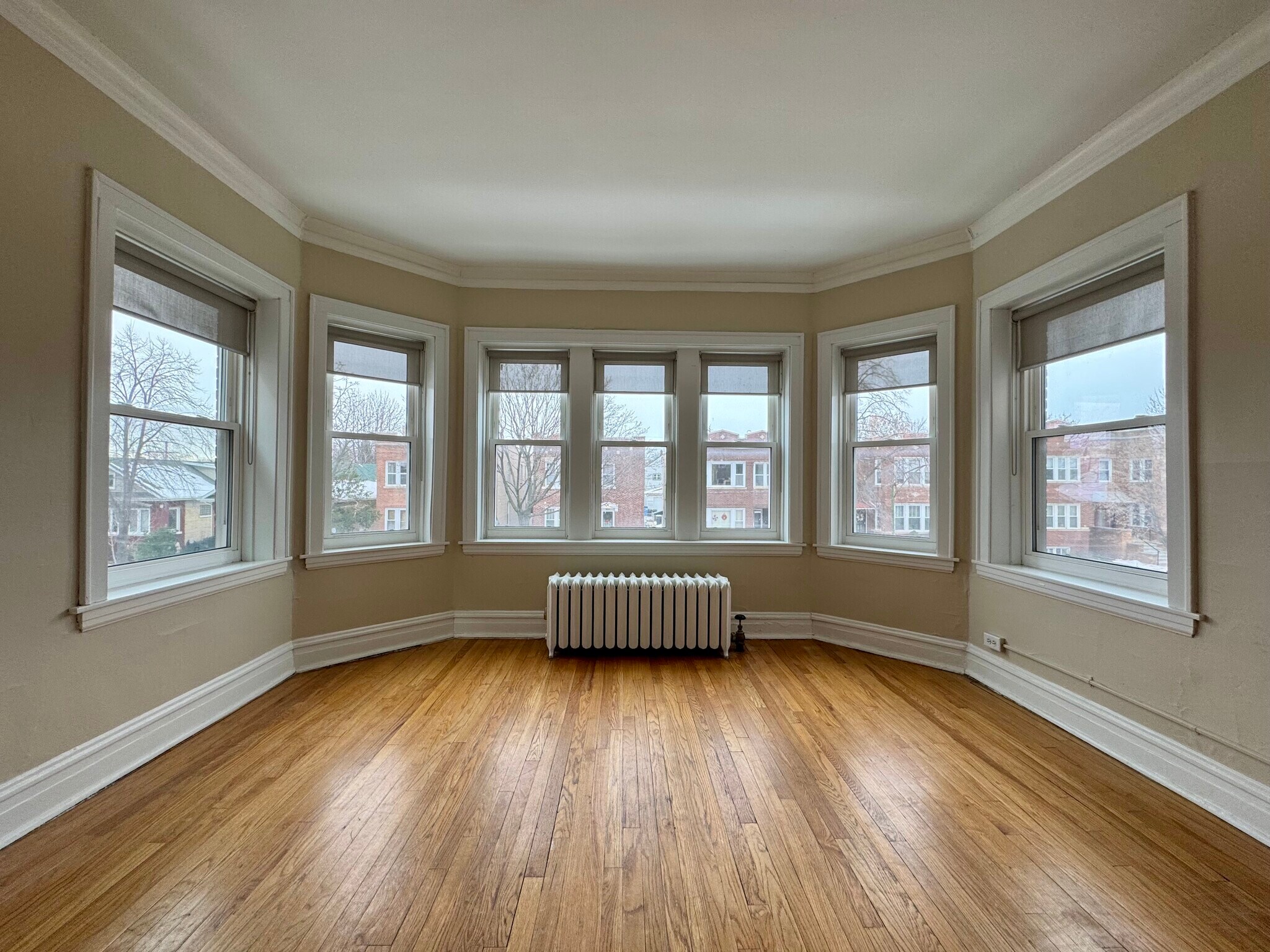 Living Room / Family Room - 4831 W Roscoe St