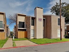 Building Photo - Adorable 2-Bedroom, 2-Bath Condo in Woodhaven – Gated Community!