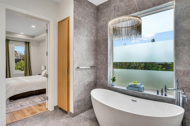 Building Photo - 7533 Royal Pl