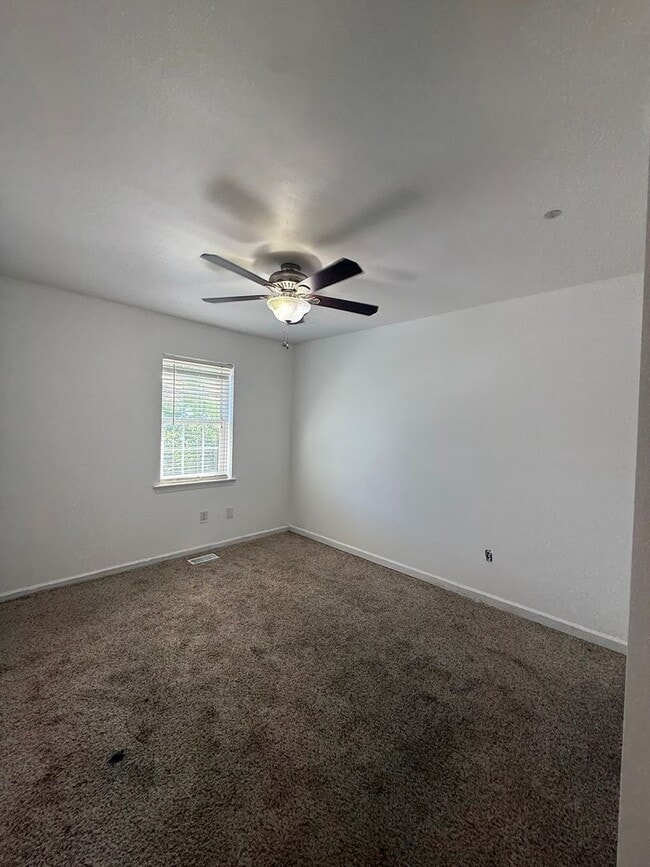 Building Photo - Beautiful 3-Bedroom, 2.5-Bathroom Townhous...