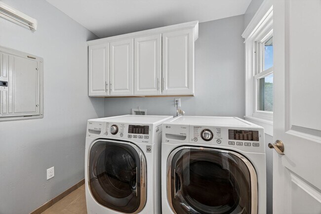 Building Photo - Beautifully updated 3-bedroom, 2.5-bathroom Craftsman in the heart of South Park