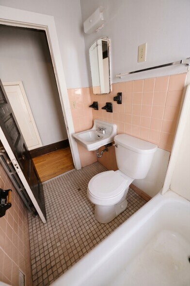 Building Photo - 410 W Mifflin St