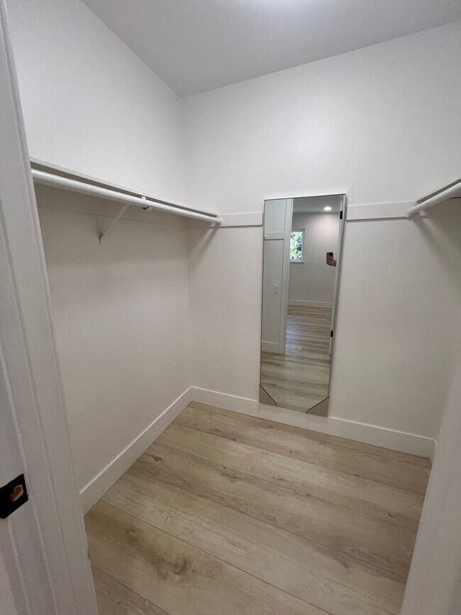 Building Photo - Charming upgraded home!