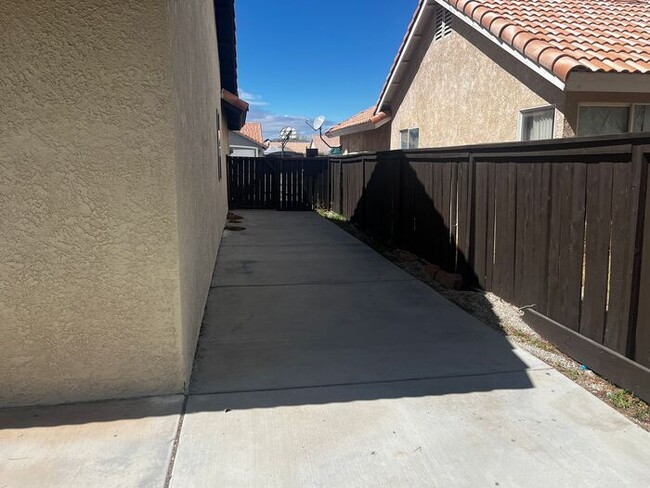 Building Photo - Cozy Home Located in East Palmdale