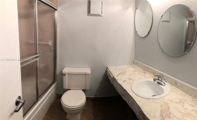 Building Photo - 2539 Bayshore Dr