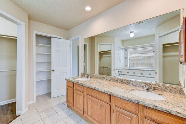 Building Photo - 2107 Collingsfield Dr