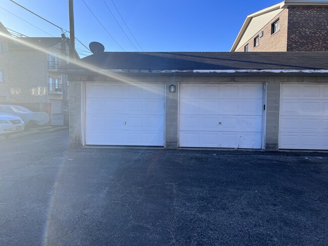 Building Photo - 10611 Parkside Ave